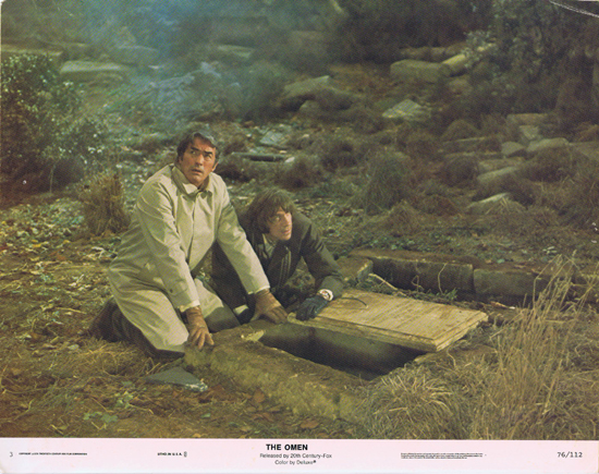 THE OMEN Lobby Card 3 Gregory Peck at the grave HORROR